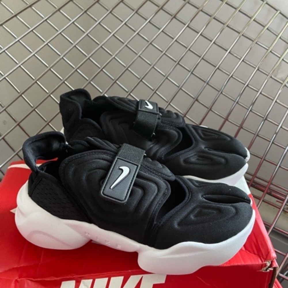 New Women’s Nike Aqua Rift. Iconic split toe.